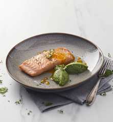 Salmone al forno con crema di broccolo e salsa all'arancia