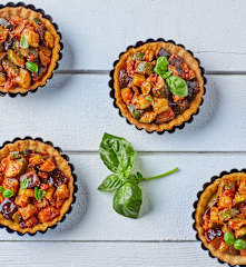 Cestini di brisèe con caponata di zucchine e melanzane