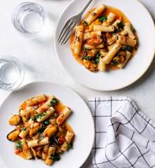 One-pot Tomato and Garlic Pasta with Mussels
