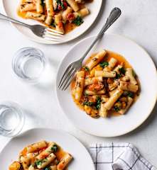 Pasta risottata al pomodoro, aglio e cozze