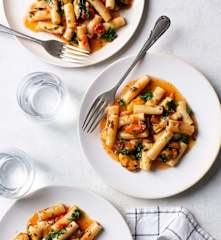 One-pot Tomaten-Knoblauch Pasta mit Muscheln