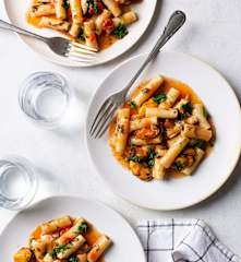Pasta risottata al pomodoro, aglio e cozze