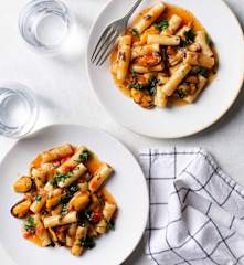 Rajčatovo-česnekové těstoviny s mušlemi z jednoho hrnce