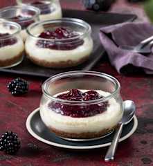 Brombeer-Pekan-Cheesecakes im Glas
