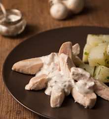 Filet de poulet en sauce aux champignons et pommes de terre