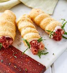 Mazzolini di pasta sfoglia speck e formaggio