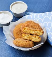 Nuggets veganos con salsa de mostaza y "veganesa"