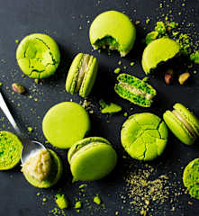 Μακαρόν φιστικιού Αιγίνης με γκανάς από φιστίκια Αιγίνης