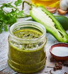 Chimichurri de jalapeño y albahaca