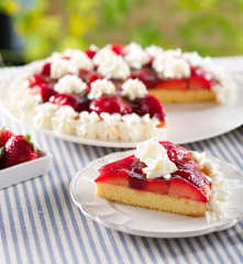 Bizcocho con fresas y nata