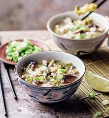 Bouillon asiatique au brocoli, shiitaké, tofu et miso