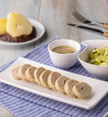 Salsicciotti di pollo con salsa ai funghi, insalata di patate e pere al cioccolato