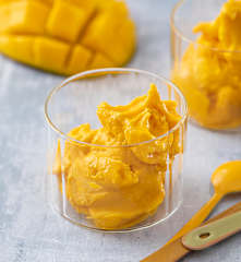 Veganes Mango-Kokos Softeis