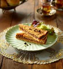 Bulgur-Tarte mit Hack-Walnuss-Füllung - Sini Köftesi