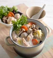 白菜雞腿豆奶鍋