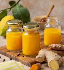 Immunbooster aus Ingwer, Kurkuma, Honig und Zitrone