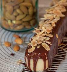 Rollito de mazapán bañado en chocolate