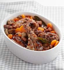 Pollo al vino tinto (Coq au vin)