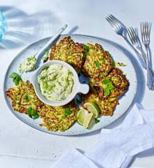 Sellerie-Kräuter-Puffer mit Avocadoquark