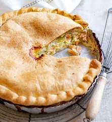 Tourte aux poireaux,  truite fumée et ciboulette
