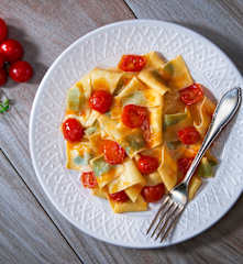 Pappardelle al basilico con sugo di pomodorini