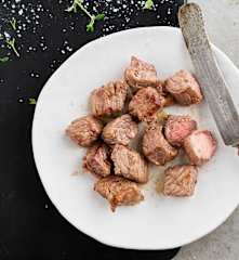 Dados de solomillo de ternera dorados (al punto)