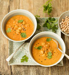 Tomaten-Curry-Suppe mit Kichererbsen