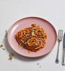 Bucatini con ragù di cotechino e noci