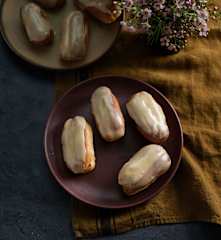 Éclaires com creme de caramelo e cobertura de café