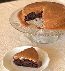 Bolo de chocolate com cobertura de mousse de chocolate