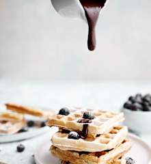 Waffles con salsa al cioccolato (vegan)