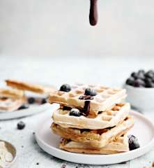 Vegane Waffeln mit Schokoladensauce