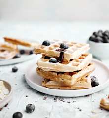 Waffles vegan com molho de chocolate