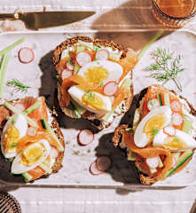 Tartine nordique à la truite fumée et aux crudités (Smørrebrød)