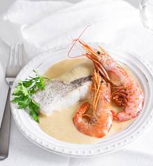 Merluza con gambas en salsa de puerros