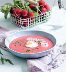 Zupa z rzodkiewkami i jajkami w koszulkach