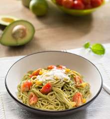 Espaguetis integrales con salsa de aguacate