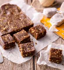 Quadrotti al pistacchio e ai mirtilli rossi