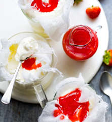 Fontainebleau et coulis de fraises