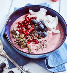 Smoothie bowl à la grenade et aux graines de chia