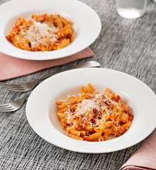 Macarrones con tomate y chorizo para dos