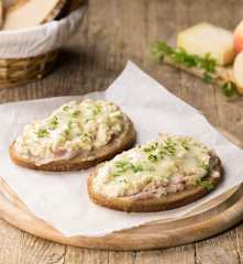 Crostini di pane di segale con mele e Montasio