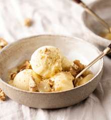 Glace au gorgonzola, poires sautées et noix grillées