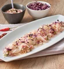 Carpaccio de pez espada marinado con ensalada de rabanitos y pepino