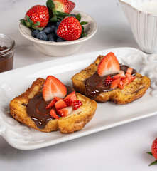 Torrijas con leche condensada y salsa de chocolate negro