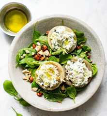 Fonds d’artichauts au brocciu, pousses d’épinards aux noisettes