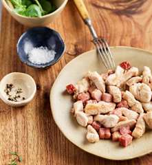 Tiras de pechuga de pollo doradas con beicon