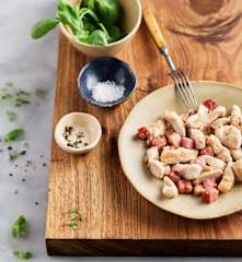 Hähnchenfleischstreifen und Speckwürfel anbraten