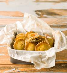 Empadinhas de tomate e manjericão