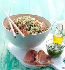 Noodles com pesto de rúcula, requeijão e presunto